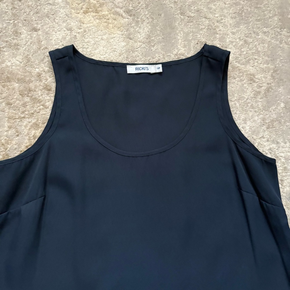 Ricki’s Navy Blue Sleeveless Tank Blouse With Rounded Hem Size Small - Picture 5 of 8